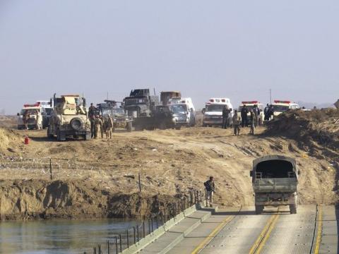 Iraqi security forces cross a bridge built by corps of engineers over the Euphrates in Ramadi, December 22, 2015. PHOTO BY REUTERS/Stringer