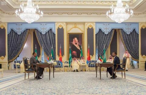 Ethiopia's Prime Minister Abiy Ahmed (R) and Eritrean President Isaias Afwerki during the ceremony to sign a peace agreement in Jeddah, Saudi Arabia, September 16, 2018. PHOTO BY REUTERS/Saudi News Agency