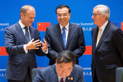 (L-R) European Council President Donald Tusk, Chinese Premier Li Keqiang and EU Commission President Juncker attend a signing ceremony during a EU-China Summit in Brussels, Belgium, June 2, 2017. PHOTO BY REUTERS/Olivier Hoslet
