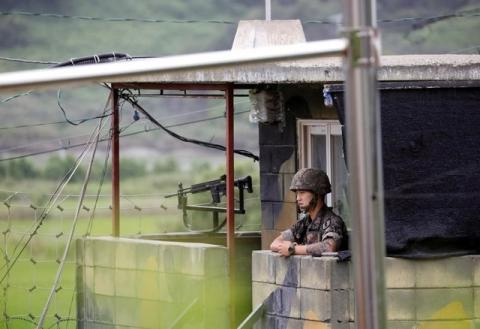 A South Korean soldiers stands guard at a guard post near the demilitarised zone separating the two Koreas in Paju, South Korea, August 10, 2017. PHOTO BY REUTERS/Kim Hong-Ji