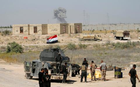 Iraqi security forces gather near Falluja, Iraq, May 31, 2016. PHOTO BY REUTERS/Thaier Al-Sudani