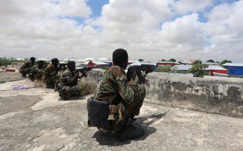 Members of Somali Armed Forces take their position during fighting between the military and police backed by intelligence forces in the Dayniile district of Mogadishu, Somalia, September 16, 2017. PHOTO BY REUTERS/Feisal Omar