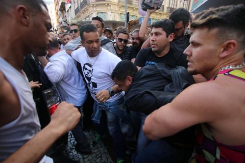 People surround a man suspected of stabbing Brazilian presidential candidate Jair Bolsonaro (not pictured) as he was campaigning in Juiz de Fora, Minas Gerais state, Brazil, September 6, 2018. PHOTO BY REUTERS/Felipe Couri/Minas Tribune