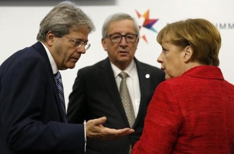 German Chancellor Angela Merkel speaks with EU Commision President Jean-Claude Juncker (C) and Italian Prime Minister Paolo Gentiloni at the European Union leaders summit in Malta, February 3, 2017. PHOTO BY REUTERS/Darren Zammit-Lupi