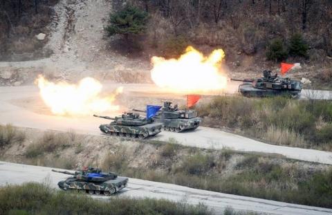 South Korean Army K1A1 and U.S. Army M1A2 tanks fire live rounds during a U.S.-South Korea joint live-fire military exercise, at a training field, near the demilitarized zone, separating the two Koreas in Pocheon, South Korea, April 21, 2017. PHOTO BY REUTERS/Kim Hong-Ji