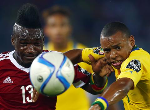 Thievy Bifouma (L) of Congo is challenged by Gabon's Johann Obiang during their Group A soccer match of the 2015 African Cup of Nations in Bata, January 21, 2015. PHOTO BY REUTERS/Amr Abdallah Dalsh