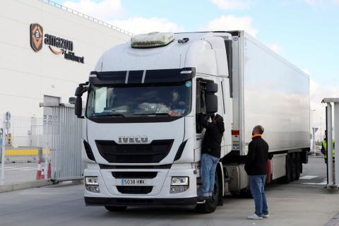 Pickets talk to a truck driver who was driving out of an Amazon fulfillment centre in San Fernando de Henares near Madrid, Spain, November 23, 2018. PHOTO BY REUTERS/Susana Vera
