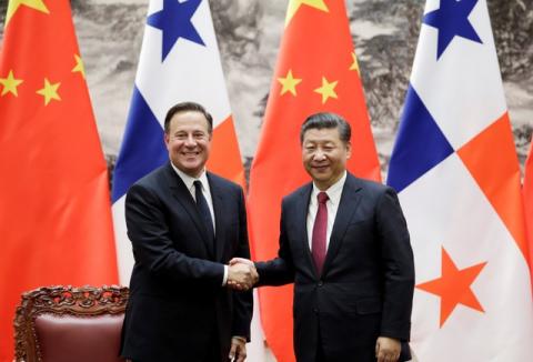 Panama’s President Juan Carlos Varela (L) shakes hands with China's President Xi Jinping during a signing ceremony in Beijing, China, November 17, 2017. PHOTO BY REUTERS/Jason Lee