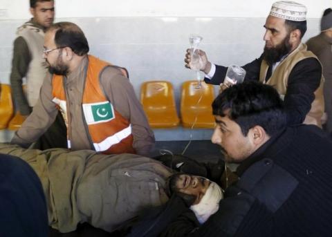 Rescue workers move a man who sustained injuries in a suicide attack at a government office, to Lady Reading Hospital in Peshawar, Pakistan, December 29, 2015. PHOTO BY REUTERS/Khuram Parvez