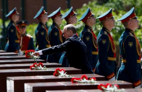 Russian President Vladimir Putin attends a wreath-laying ceremony marking the 75th anniversary of the Nazi German invasion, by the Kremlin walls in Moscow, Russia, June 22, 2016. PHOTO BY REUTERS/Grigory Dukor
