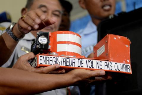 Indonesian soldiers hold the cockpit voice recorder of AirAsia QZ8501 at Iskandar airbase in Pangkalan Bun, Central Kalimantan, January 13, 2015. REUTERS/Prasetyo Utomo