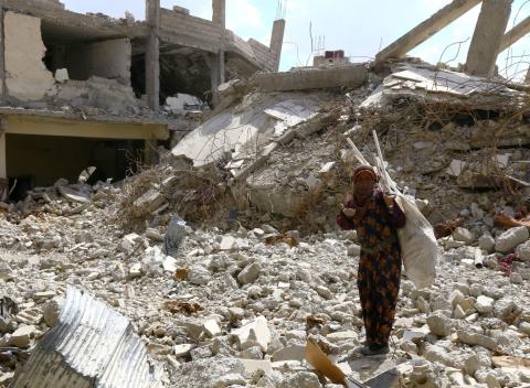 A woman gestures as she stands on rubble of damaged buildings in Raqqa, Syria, May 14, 2018. PHOTO BY REUTERS/Aboud Hamam
