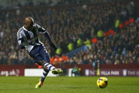 West Bromwich Albion's Youssouf Mulumbu scores a goal against Aston Villa during their English Premier League soccer match at Villa Park in Birmingham, central England, January 29, 2014. PHOTO BY REUTERS/Darren Staples