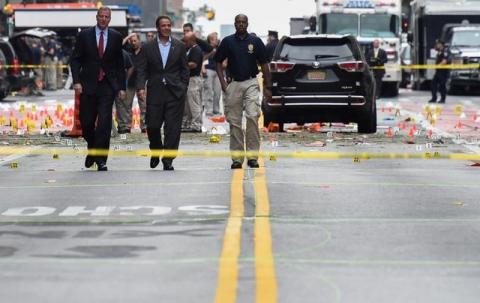 New York Mayor Bill de Blasio and New York Governor Andrew Cuomo survey the site of an explosion which occurred Saturday night in the Chelsea neighborhood of New York, U.S., September 18, 2016. PHOTO BY REUTERS/Rashid Umar Abbasi