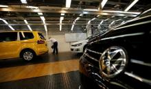An employee works on an assembly line at the Volkswagen car factory in Palmela, Portugal, December 9, 2016. PHOTO BY REUTERS/Rafael Marchante