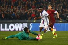 Lyon's Maxwel Cornet in action with Roma's Alisson Becker. PHOTO BY REUTERS/Tony Gentile Livepic