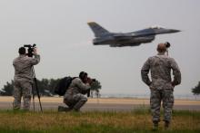 U.S. Air Force Airmen watch an F-16 Fighting Falcon take off during Exercise MAX THUNDER 17’s media day at Kunsan Air Base, Republic of Korea, April 20, 2017. PHOTO BY REUTERS/U.S. Marine Corps/Lance Cpl. Carlos Jimenez