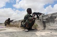 Members of Somali Armed Forces take their position during fighting between the military and police backed by intelligence forces in the Dayniile district of Mogadishu, Somalia, September 16, 2017. PHOTO BY REUTERS/Feisal Omar