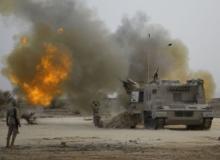 Saudi army artillery fire shells towards Houthi movement positions at the Saudi border with Yemen, April 15, 2015. PHOTO BY REUTERS/Stringer