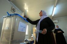 A displaced woman from the Yazidi minority casts her vote during Kurds independence referendum at a refugee camp on the outskert of Duhok, Iraq, September 25, 2017. PHOTO BY REUTERS/Ari Jalal