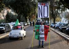 A man holds a banner reading "I say no" during a march in support of the 'No' vote in the constitutional reform referendum in Rome, Italy, November 26, 2016. PHOTO BY REUTERS/Alessandro Bianchi