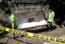 Funeral workers carry the body of one of the five suspected drug pushers killed in a police operation in Quiapo city, metro Manila, Philippines, July 3, 2016. PHOTO BY REUTERS/Czar Dancel