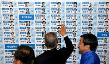 Kim Chong-in (C), interim leader of the main opposition Minjoo Party of Korea, marks a winning candidate for the parliamentary election in Seoul, South Korea, April 13, 2016. PHOTO BY REUTERS/Yoo Seung-kwan