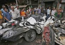 People look at wreckage caused when an under-construction flyover collapsed in Kolkata, April 1, 2016. PHOTO BY REUTERS/Rupak De Chowdhuri