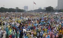 Catholics attend a Mass led by Pope Francis at Rizal Park in Manila, January 18, 2015. PHOTO BY REUTERS/Erik De Castro