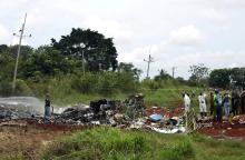 Rescue team members work in the wreckage of a Boeing 737 plane that crashed in the agricultural area of Boyeros, around 20 km (12 miles) south of Havana, shortly after taking off from Havana's main airport in Cuba, May 18, 2018. PHOTO BY REUTERS/Alexandre Meneghini