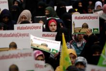 Pro-Palestinian demonstrators hold banners that read "We take care of Jerusalem" during a protest against the U.S. decision to recognise Jerusalem as the capital of Israel, in Diyarbakir, Turkey, December 17, 2017. PHOTO BY REUTERS/Sertac Kayar