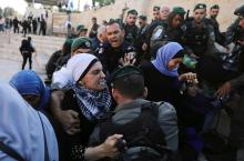Palestinian demonstrator fights with Israeli security forces during a protest against U.S. embassy move to Jerusalem and ahead of the 70th anniversary of Nakba, near Damascus Gate in Jerusalem's Old City, May 15, 2018. PHOTO BY REUTERS/Ammar Awad