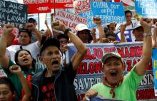 Demonstrators chant anti-China slogans during a rally over the South China Sea disputes by different activist groups, outside the Chinese Consulate in Makati City, Metro Manila, Philippines, July 12, 2016. PHOTO BY REUTERS/Erik De Castro