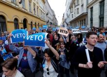 Demonstrators hold up a banner saying "Veto" during a rally against a new law passed by Hungarian parliament which could force the Soros-founded Central European University out of Hungary, in Budapest, Hungary, April 4, 2017. PHOTO BY REUTERS/Laszlo Balogh