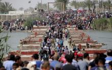 Displaced Sunni people, who fled the violence in the city of Ramadi, arrive at the outskirts of Baghdad, April 17, 2015. PHOTO BY REUTERS/Stringer