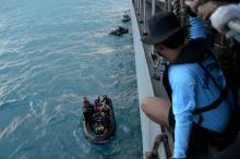 Indonesian navy divers prepare operations to lift the tail of AirAsia flight QZ8501 from the Java sea, January 9, 2015. PHOTO BY REUTERS/Adek Berry