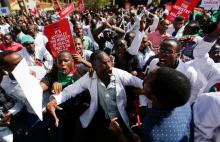 Kenyan doctors chant slogans to demand fulfilment of a 2013 agreement between their union and the government that would raise their pay and improve working conditions outside the employment and labour relations courts in Nairobi, Kenya, January 26, 2017. PHOTO BY REUTERS/Thomas Mukoya
