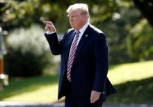 U.S. President Donald Trump points to Marine One as he departs for Bedminster, New Jersey, from the White House in Washington, U.S., September 29, 2017. PHOTO BY REUTERS/Joshua Roberts