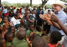 Commercial farmer Darreyn Smart is welcomed at Lesbury Estates by village elders and children at a farm in Headlands communal lands east of the capital Harare, Zimbabwe, December 21, 2017. PHOTO BY REUTERS/Philimon Bulawayo
