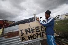 Father of seven, Muneer Baxter, works on a shack erected during illegal land occupations, in Mitchell's Plain township near Cape Town, South Africa, May 29, 2018. PHOTO BY REUTERS/Mike Hutchings