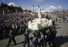 The statue of Our Lady of Fatima is carried in procession before the Holy Mass led by Pope Francis at the Shrine of Our Lady of Fatima in Portugal, May 13, 2017. PHOTO BY REUTERS/Pedro Nunes