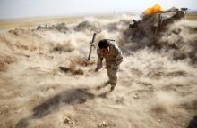 A Kurdish Peshmerga fighter launches mortar shells towards Zummar, controlled by Islamic State (IS), near Mosul, September 15, 2014. PHOTO BY REUTERS/Ahmed Jadallah
