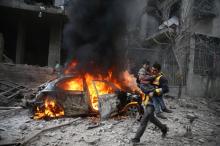 A Syria Civil Defence member carries a wounded child in the besieged town of Hamoria, Eastern Ghouta, in Damascus, Syria, Janauary 6, 2018. PHOTO BY REUTERS/Bassam Khabieh