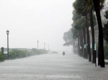 A man walks through floods on East Battery Street as storm surge and rain water from Hurricane Matthew hit Charleston, South Carolina, U.S., October 8, 2016. PHOTO BY REUTERS/Jonathan Drake