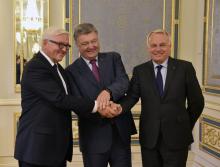 Foreign Ministers Frank-Walter Steinmeier of Germany (L), Jean-Marc Ayrault of France (R) and Ukrainian President Petro Poroshenko pose for a picture during a meeting in Kiev, Ukraine, September 14, 2016. PHOTO BY REUTERS/Genya Savilov