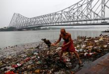 A man cleans garbage along the banks of the river Ganges in Kolkata, India, April 9, 2017. PHOTO BY REUTERS/Danish Siddiqui