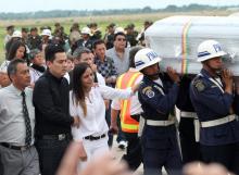 Relatives of Bolivian crew member Sisy Arias, who died when the plane carrying Brazilian soccer team Chapecoense crashed in Colombia, react as the bodies of victims arrive at Viru Viru airport in Santa Cruz, Bolivia, December 2, 2016. PHOTO BY REUTERS/Daniel Walker