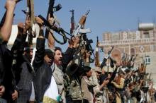 Tribesmen loyal to the Houthi movement hold their weapons as they attend a gathering to mark 1000 days of the Saudi-led military intervention in the Yemeni conflict, in Sanaa, Yemen, December 21, 2017. PHOTO BY REUTERS/Mohamed al-Sayaghi