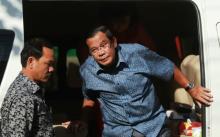Cambodia's Prime Minister Hun Sen (R) arrives to register for next year's local elections, in Kandal province, Cambodia September 1, 2016. PHOTO BY REUTERS/Samrang Pring
