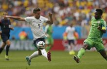 France's Olivier Giroud (L) fights for the ball with Nigeria's Joseph Yobo during their 2014 World Cup round of 16 game at the Brasilia national stadium in Brasilia
